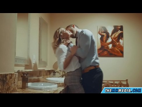 ❤️ Nalika pirang busty seduces anjeun dina restroom umum ️❌ video porno di urang